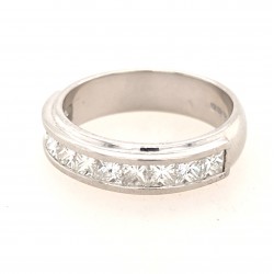 Pre Owned Platinum Diamond Band ZA787